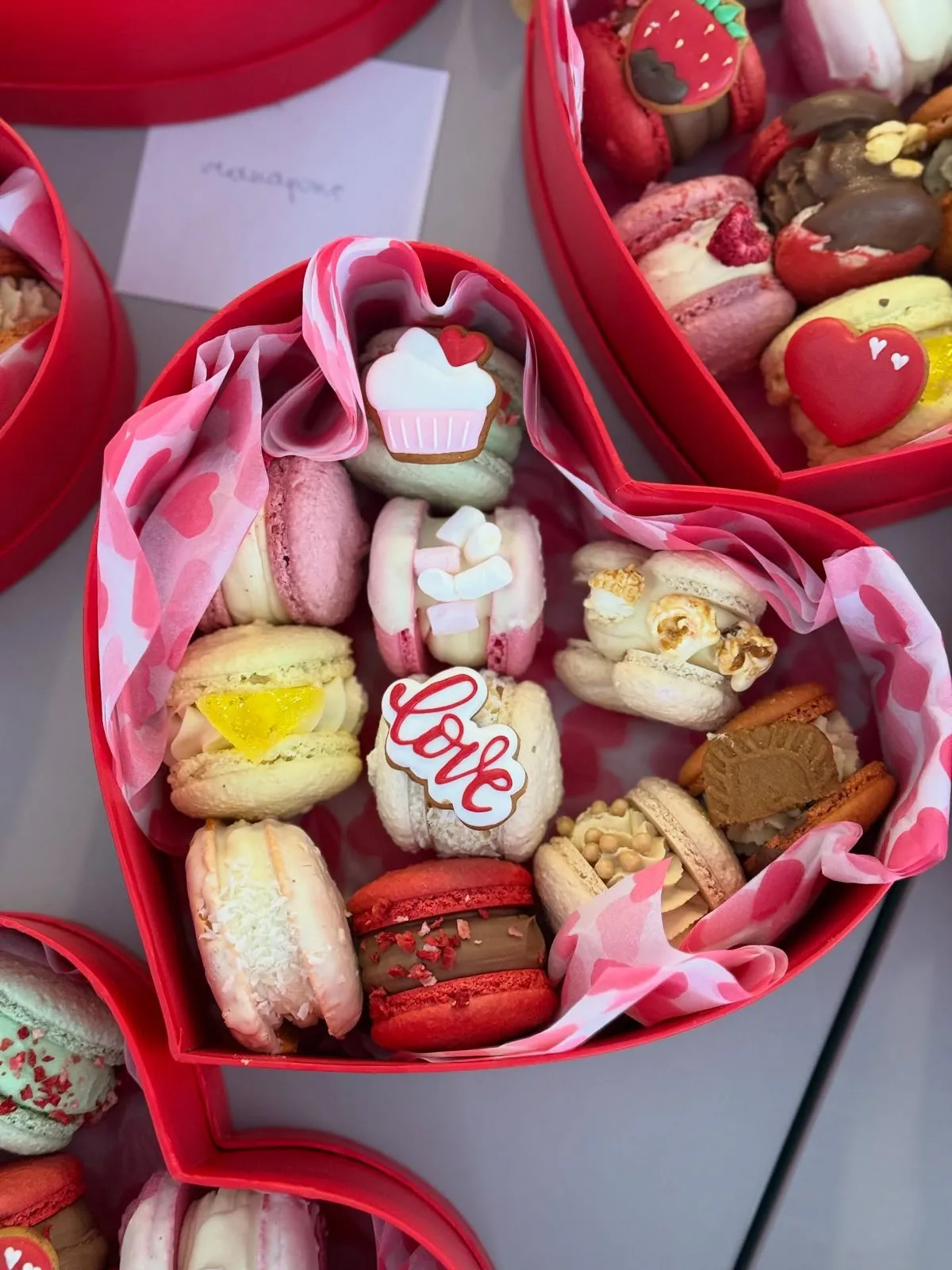 Sarkana sirds formas kaste ar makarūniem un piparkūku „Love” dekoru